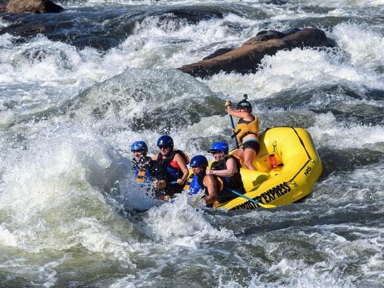 <b>CONQUISTA LOS RÁPIDOS EN COLUMBUS</b>. Desafía los rápidos del río Chattahoochee durante el día con Whitewater Express, relájate y deja que los niños jueguen en la fuente de agua por la tarde y disfruta de una excelente comida por la noche. Al día siguiente, visita el Museo Columbus, da un paseo en bicicleta por el Riverwalk o ve a un zip line en Alabama.