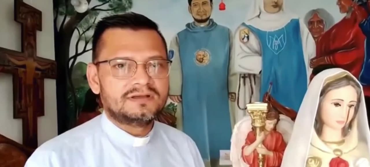 “De su ojo izquierdo comenzó a emanar una lágrima y después se secó. En el derecho quedó un punto de sangre”, cuenta Silva, quien comenzó a notar esto a principios de septiembre. 
<br>