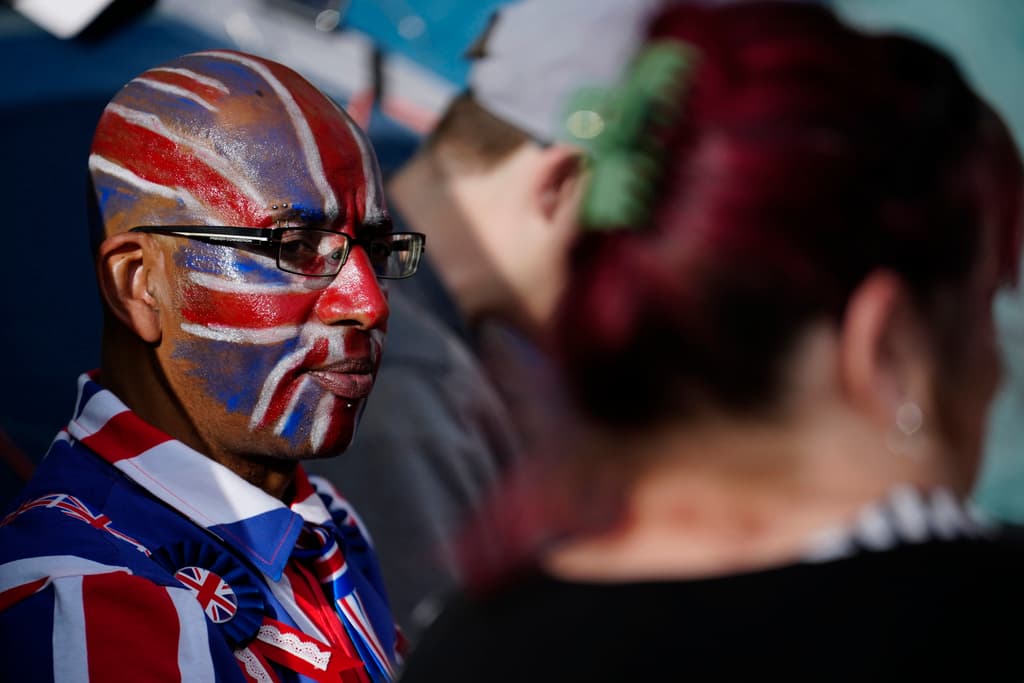 La llamada 'Union Jack', la bandera británica, está presente en todas partes estos días, desde banderolas y camisetas hasta en trajes, máscaras y pintada en las caras de la gente.
