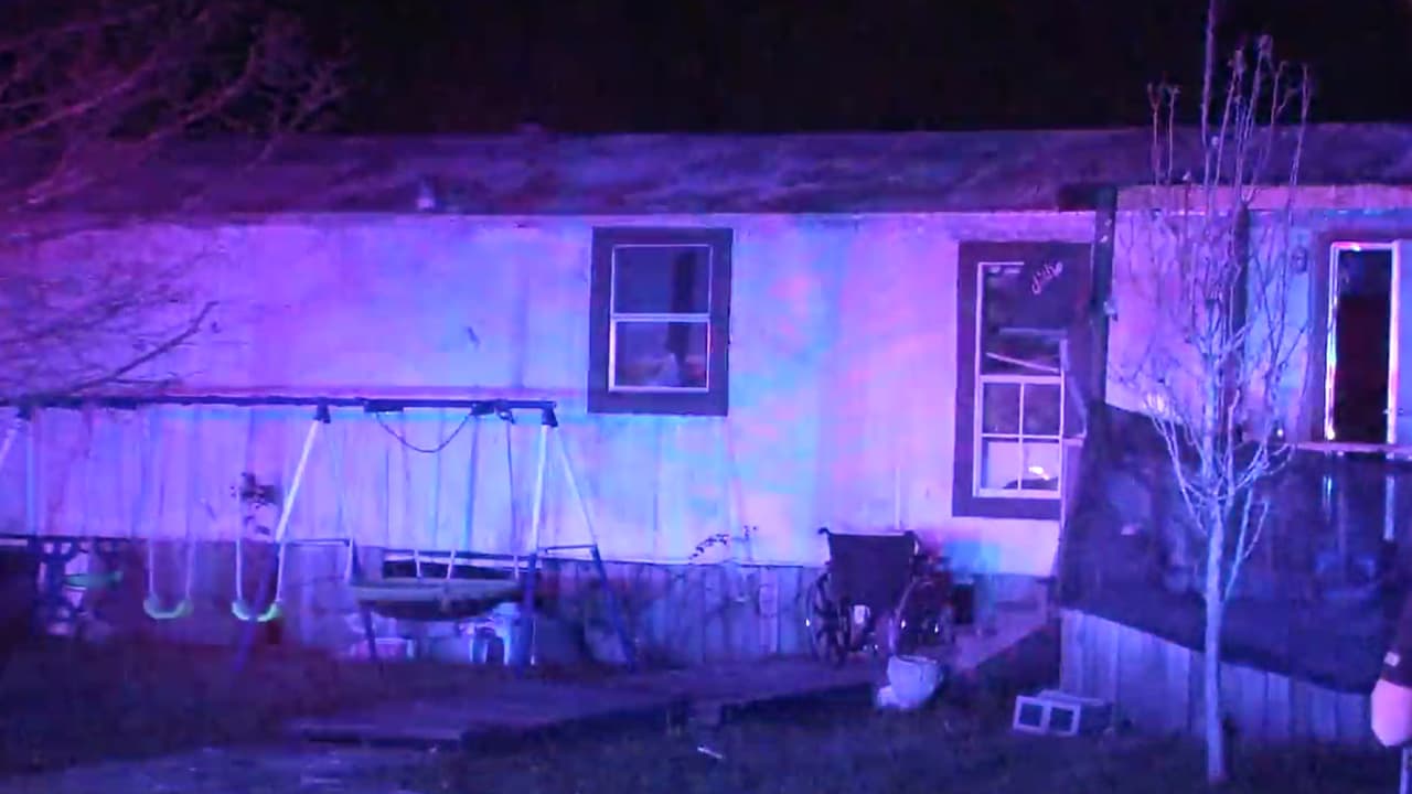 A la medianoche, bomberos de Highlands, al suroeste de Houston, atendieron a un incendio en una casa móvil. Los tres residentes fueron llevados a un hospital por inhalación de humo. Se presume que dejaron una comida en el horno lo que produjo el incidente.