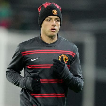 Javier 'Chicharito' Hernández generó expectación en redes sociales luego que su novia, la modelo Sarah Kohan, publicara una imagen donde ambos aparecen en un apasionado momento junto a una alberca.