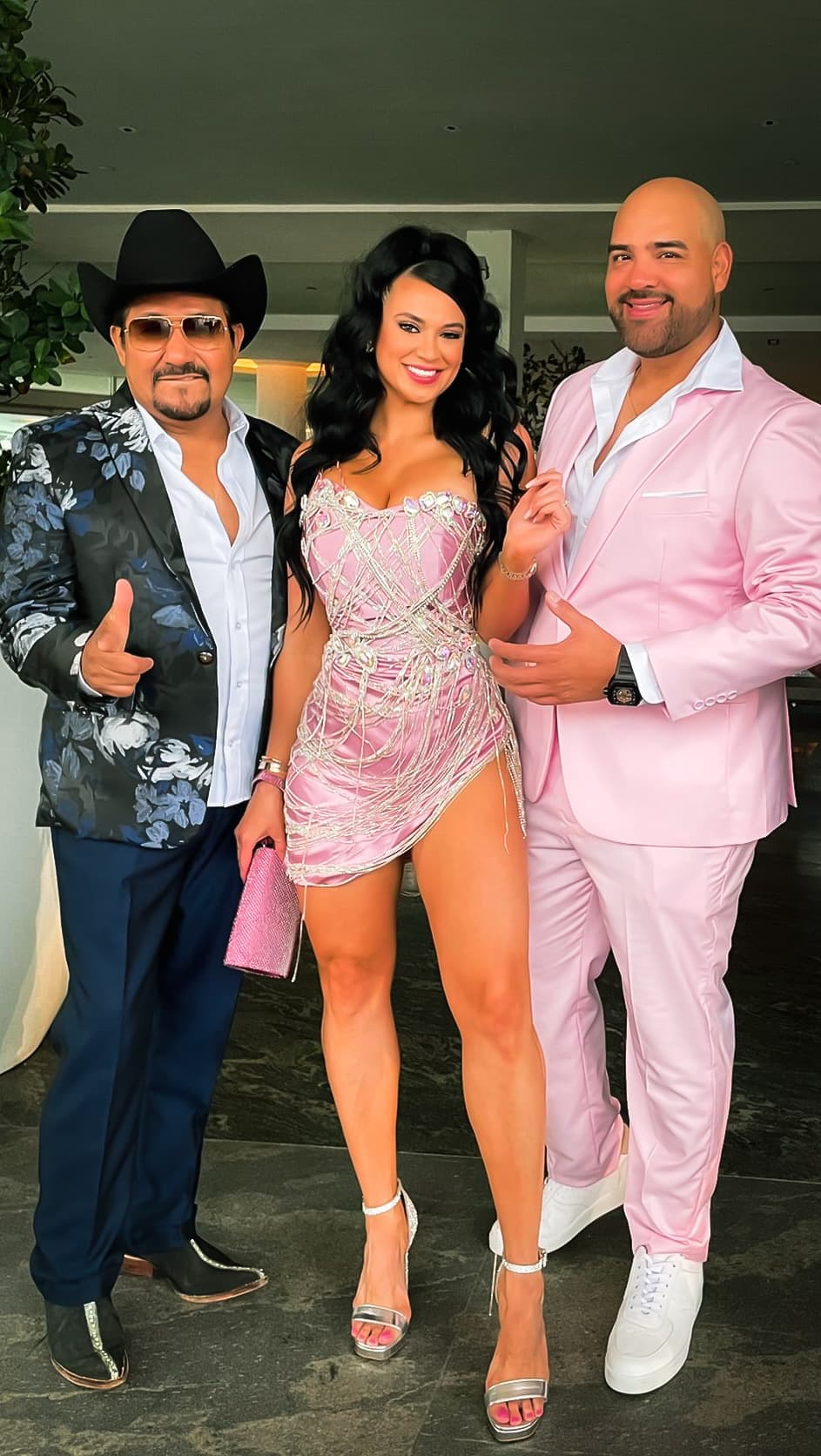 El Feo optó por usar un saco con flores, Carla mostró piel y El Pelón lució muy juvenil con un traje completamente rosa.