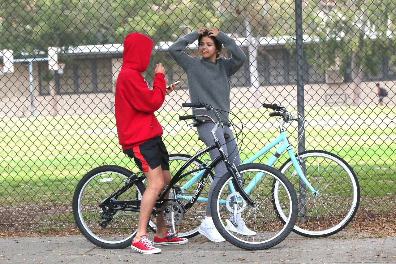 Durante dos fines de semana seguidos la pareja se dejó fotografiar muy junta, pues compartieron desayuno, fueron a la iglesia juntos y también se les pudo ver dando un paseo en bicicleta por las calles de Los Angeles.