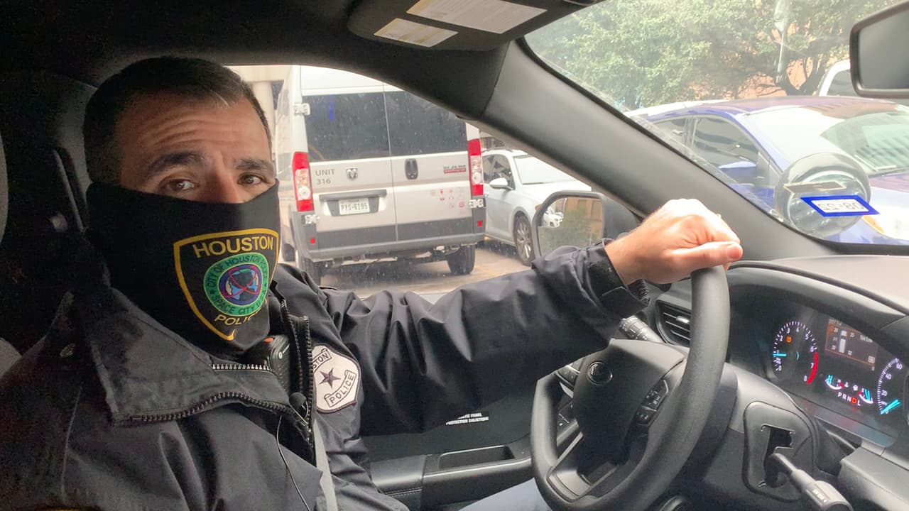 “La mayoría de los accidentes suceden cuando vamos a alta velocidad y está lloviendo o hay 
<a href="https://www.univision.com/local/houston-kxln/revelan-que-57-personas-murieron-en-tormenta-invernal-de-texas">hielo en las carreteras,</a> porque muchas veces las llantas pierden la tracción con el pavimento”, dijo el oficial Jesús Robles, del Departamento de Policía de Houston.