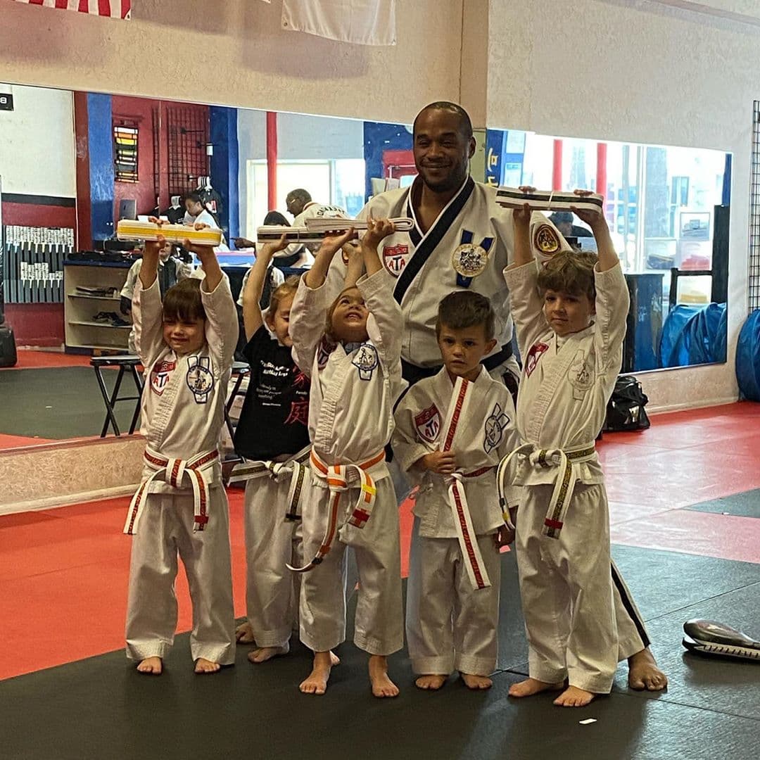 Y hablando de los retoños de nuestros presentadores, la pequeña Michelle Tacher cambió de cinta en su clase de karate, y sus padres la acompañan y celebran cada uno de sus logros.