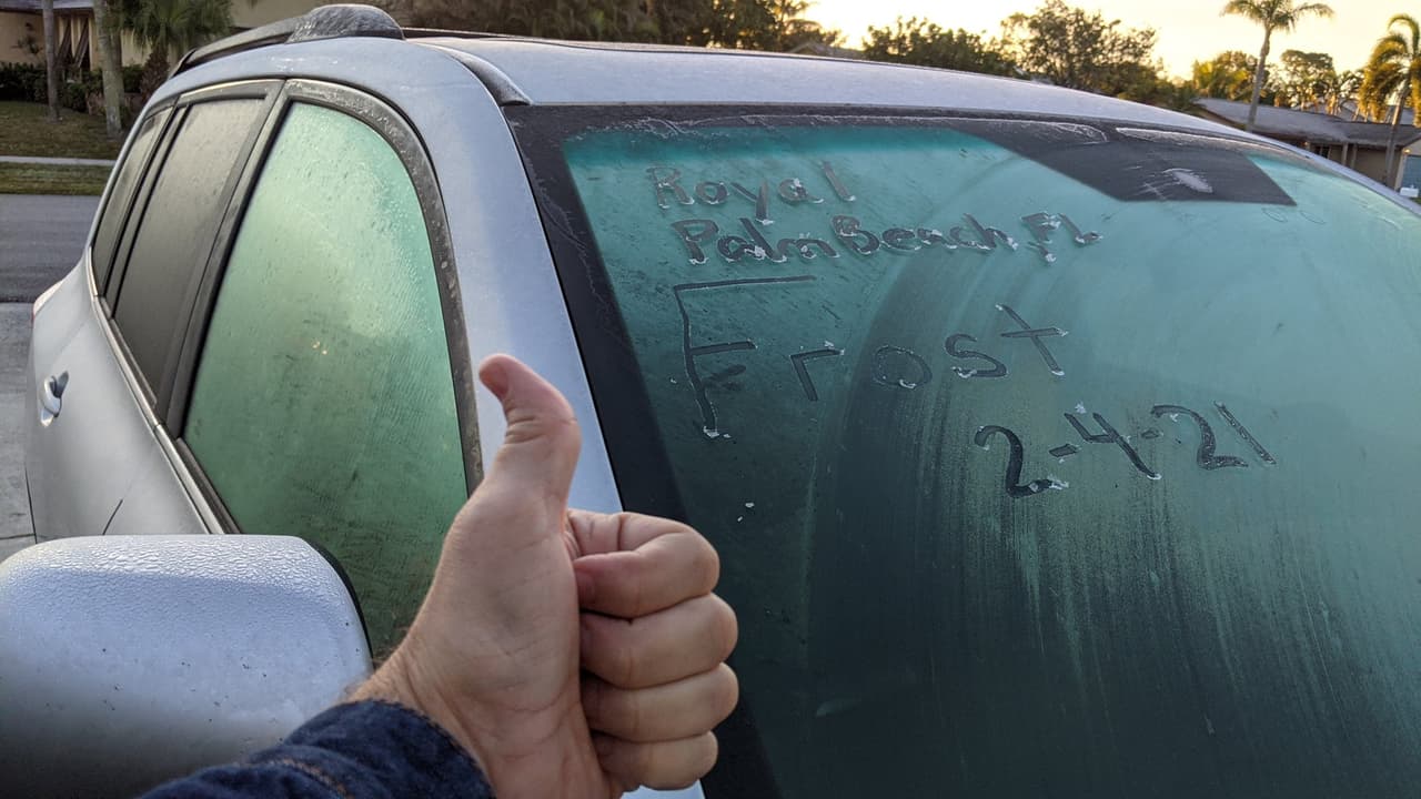 La madrugada fría de este jueves dejó escarcha y hielo en el sur de Florida