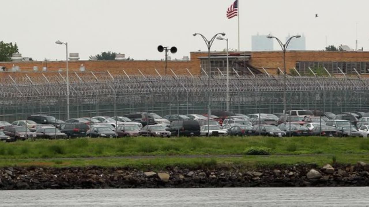 Aprueban plan de cerrar Rikers Island y otro hombre es baleado mortalmente por el NYPD