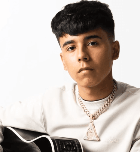<b>Ivan Cornejo</b>
<br>Originario de Riverside, California, Ivan Cornejo no sólo es uno de los candidatos a llevarse esta categoría, también aparece en la terna de 
<b>Mejor Fusión Regional Mexicana</b>, por su canción ‘Está Dañada Remix’, junto a Jhayco y en la de 
<b>Álbum Regional Mexicano Del Año</b> por ‘Alma Vacía’.
<br>
<br>Tiene solamente 18 años de edad y además del disco que le otorgó su nominación, cuenta con un nuevo trabajo, ‘Dañado’, que vio la luz en este 2022. Ambos han logrado posiciones altas en distintas listas de popularidad y su variedad musical lo ha catapultado como uno de los artistas favoritos del género.