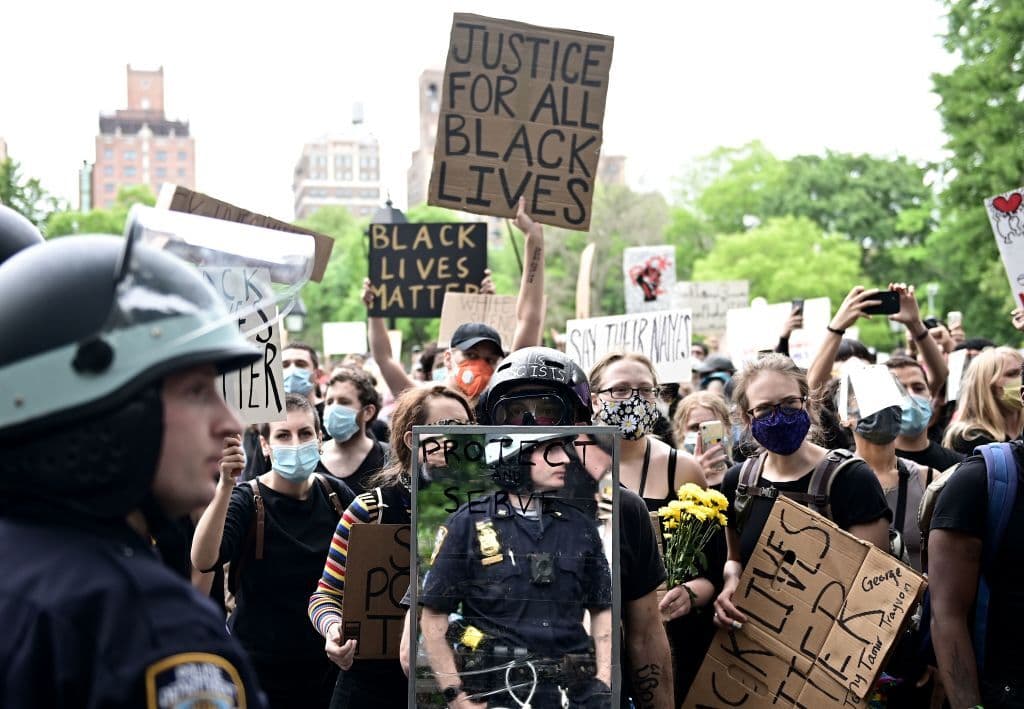 Manifestantes durante una protesta de "Black Lives Matter" en Washington Square de la ciudad de Nueva York, este martes.