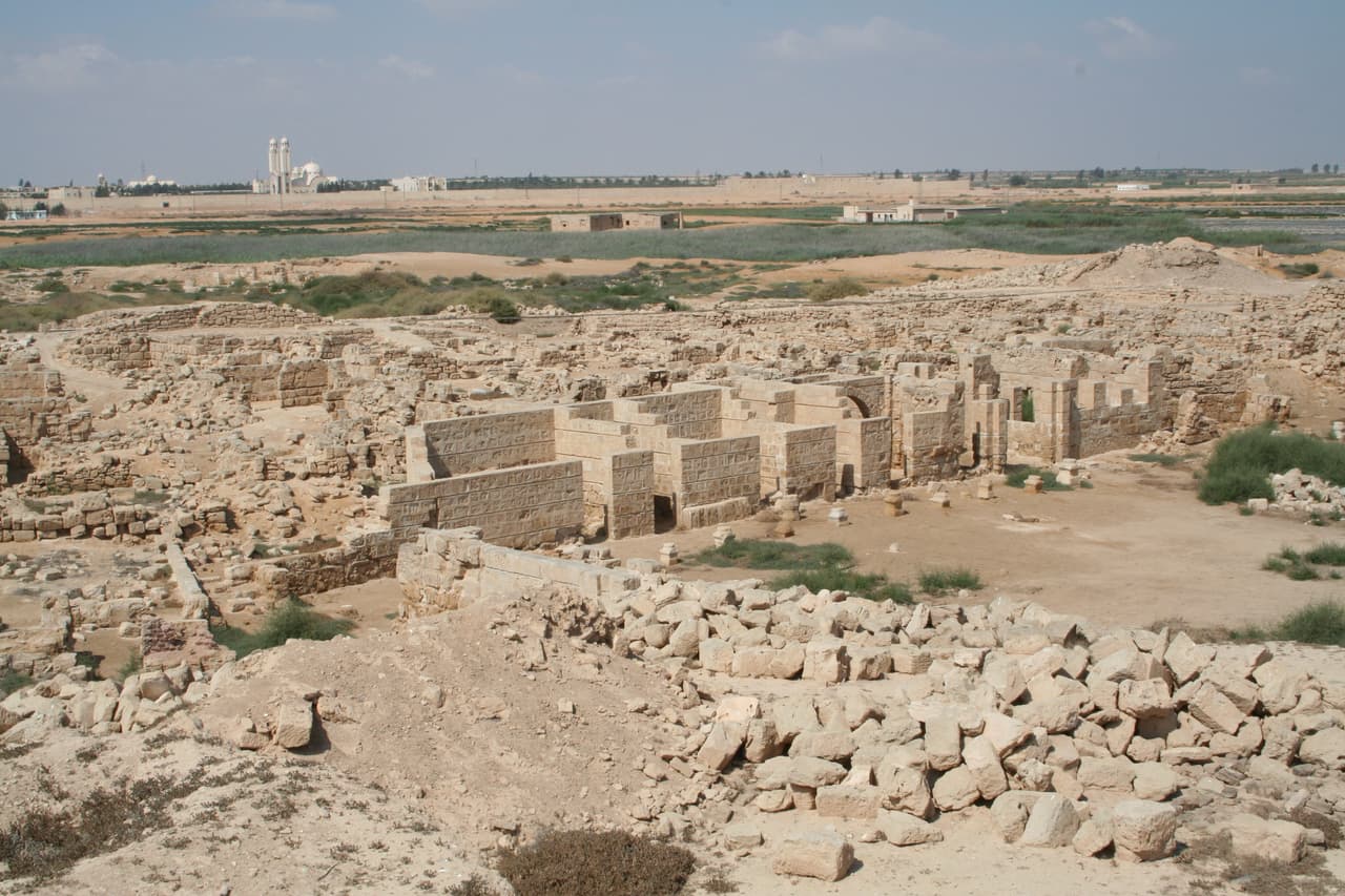 <b>Egipto</b>
<br>
<br>
<b>Complejo religioso de Abu Mena.</b>
<br>
<br>Según la UNESCO, la ciudad ha sido afectada por derrumbes, 
<a href="https://whc.unesco.org/en/list/90"><u>una consecuencia de las inundaciones que han afectado la integridad de su suelo arenoso</u></a>. 
<b> </b>
<br>