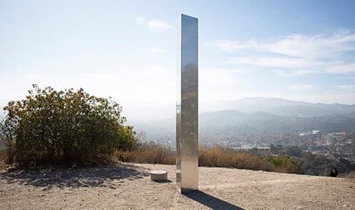 El misterio de los monolitos llega a California; hallan uno en Atascadero