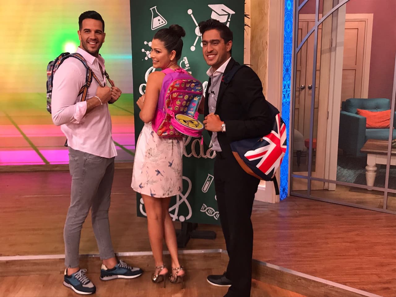 A ver chicos, muestren sus mochilas y sonrían a la cámara.