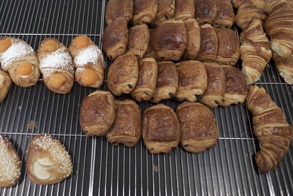 Es conveniente elegir bien el pan. No son recomendables croissants o panecillos tipo biscuit, pero se puede evitar consumir calorías y grasa de más en el pan de molde integral o en un English muffin.