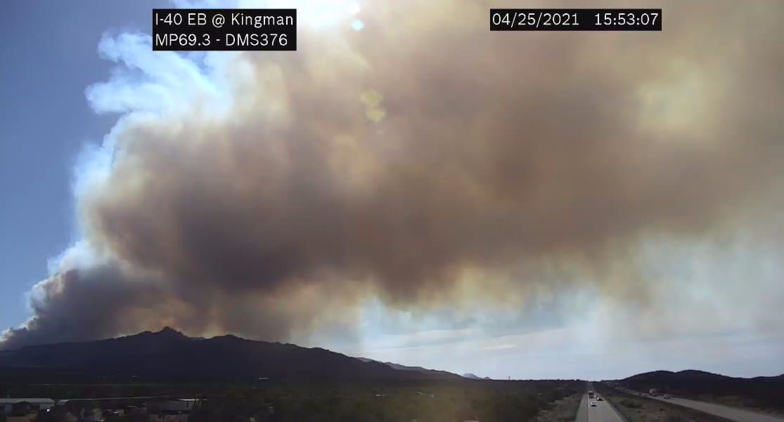 La carretera Hualapai Mountain Rd. está cerrada en el MP 10 para el público general, 
<i>excepto para los evacuados y los socorristas.</i> Para más información de las carreteras puede llamar al 5-1-1 o visitar el sitio 
<a href="https://az511.gov/" target="_blank">az511.gov</a> y suscribirse a las alertas de transito.
<br>