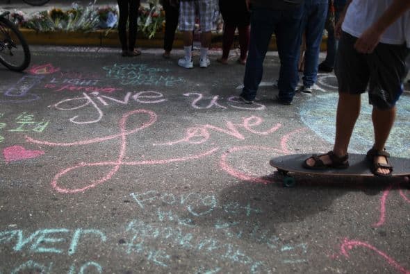 Rinden tributo a las seis víctimas de la masacre causada por un pistolero que el viernes en Isla Vista.