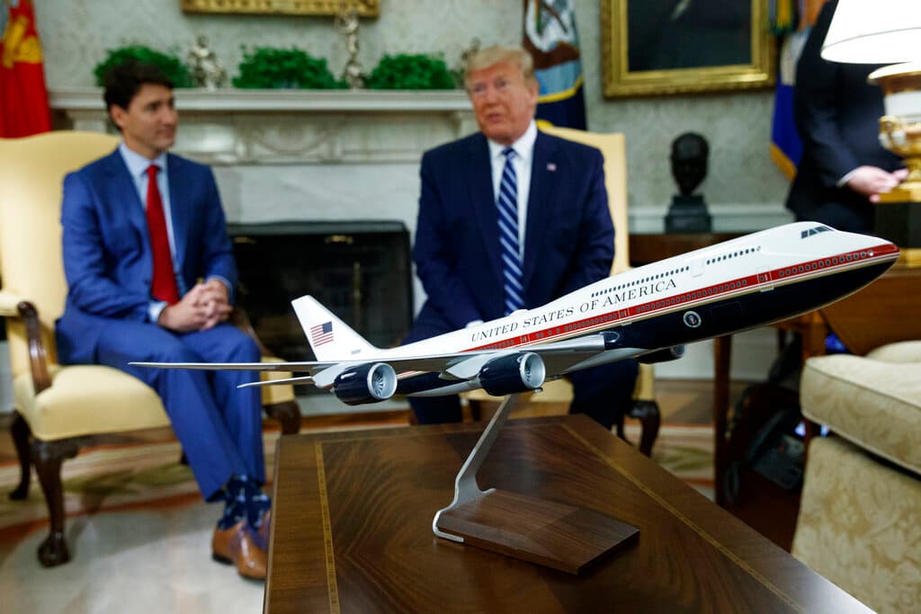 El gobierno del presidente Joe Biden eliminó el diseño rojo, blanco y azul del expresidente Donald Trump para la nueva generación de aviones presidenciales después de que una revisión de la Fuerza Aérea sugiriera que aumentaría los costos y retrasaría la entrega de los nuevos aviones.
<br>
<br>En la imagen aparece la maqueta del diseño que había sido aprobado por Donald Trump.
<br>