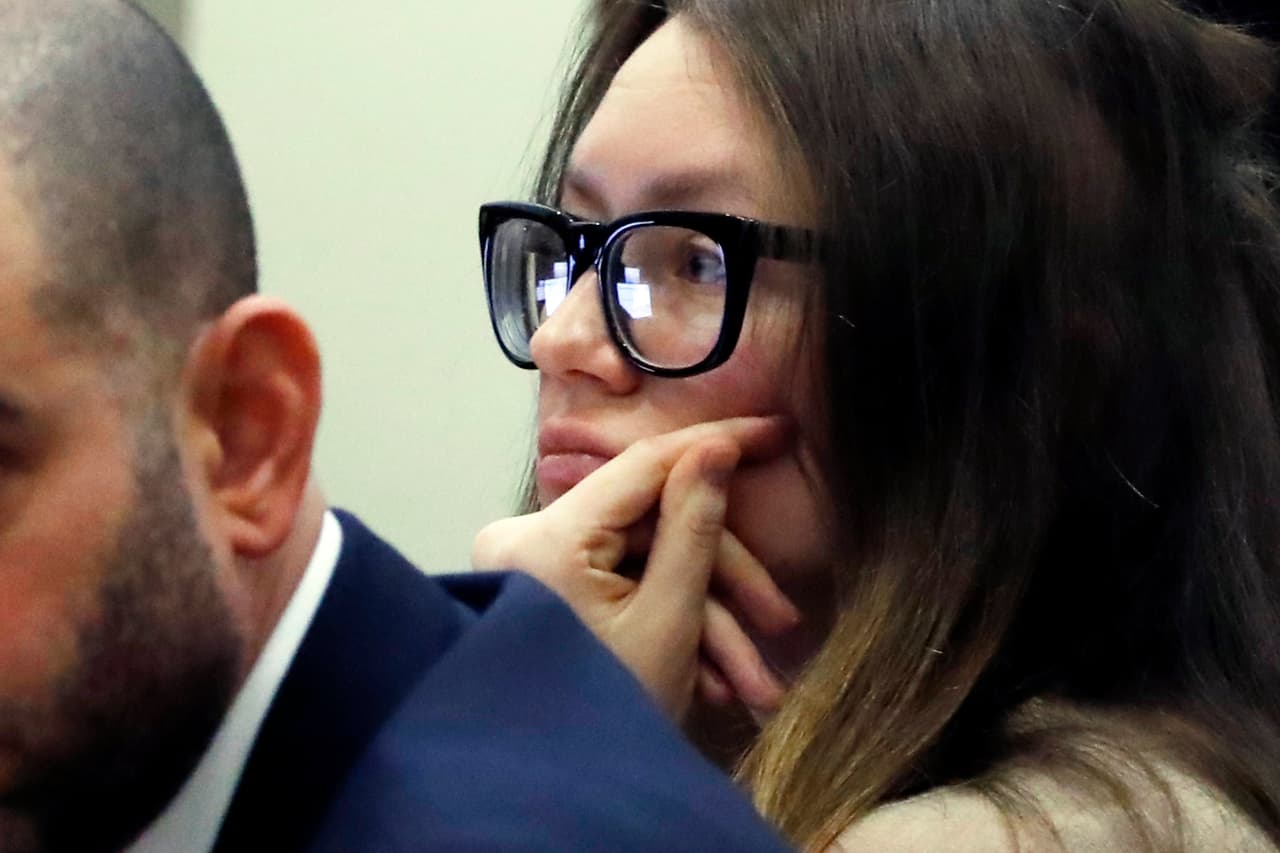 Una tendencia de la que hablan 
<a href="https://www.vox.com/the-goods/2019/3/28/18284406/anna-delvey-sorokin-trial-scam" target="_blank">los medios</a> y las redes sociales luego de que así llegara vestida al juicio en su contra la rusa Anna Delvey (o Sorokin que es su verdadero apellido) quien presuntamente estafó a bancos, hoteles y a gran parte de la alta sociedad neoyorquina por miles de dólares, fingiendo ser una heredera multimillonaria.