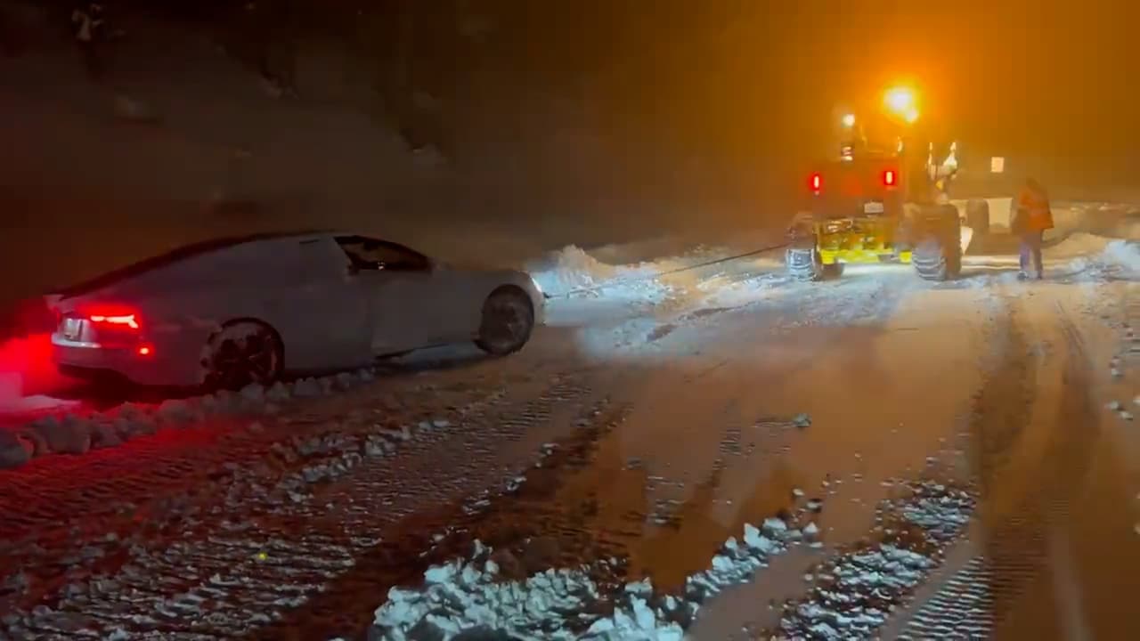 Varios autos varados en carreteras de California por tormenta de nieve  
