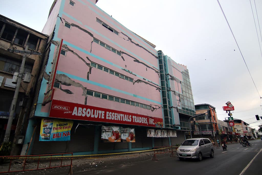 El sismo de magnitud 6.5 se debió a un movimiento de la Falla Filipina, que se encuentra en el Cinturón de Fuego del Pacífico, donde suelen producirse temblores y erupciones volcánicas.