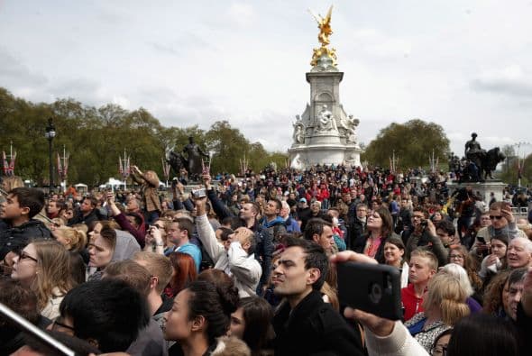 Cientos de turistas se reunieron afuera del palacio de Buckingham.