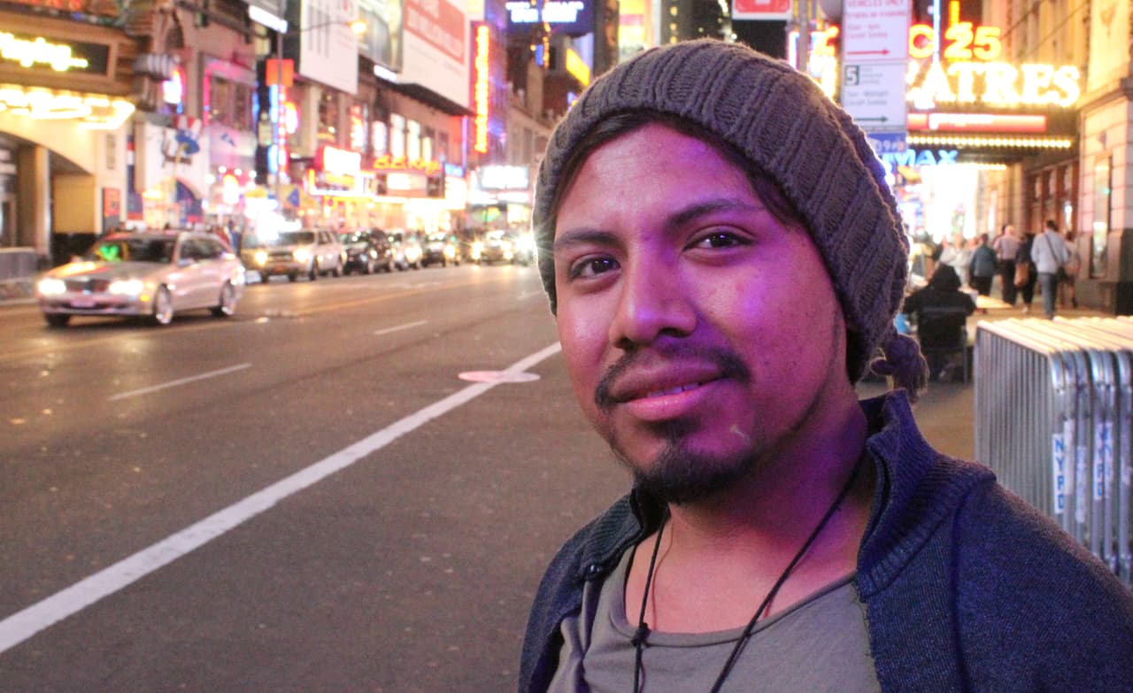 Hermes Espinoza en las cercanías de Times Square. Hoy puede sonreír, pero hace un tiempo su situación era extremadamente dura.