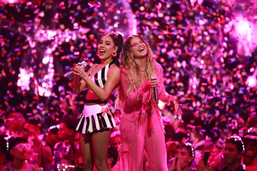 Danna Paola y Sofía Reyes cerraron con broche de oro la noche de Premios Juventud 2023 con un espectacular performance en el que interpretaron 'TQUM'. Sus vestuarios fueron como de fantasía.