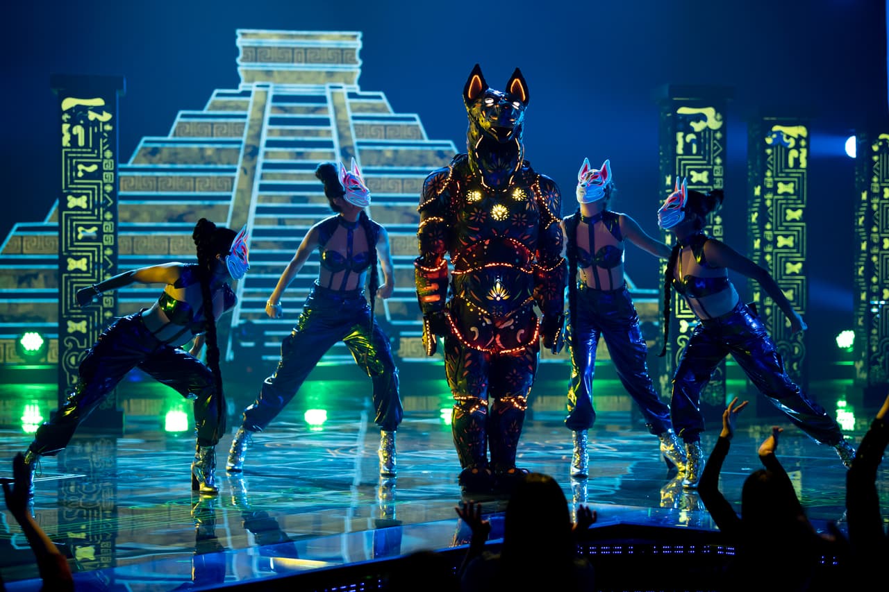 Xolo cantó el tema ‘For Sale’ de Carlos Vives. Los 'investigadores' señalaron los nombres de Erik Rubín, Faisy, Leonardo de Lozanne y hasta Arturo Peniche como posibles celebridades detrás de este difraz.