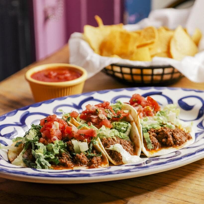 <b>Idea 1: Salgan de exploración… culinaria</b>. Nadie se puede resistir a una buena comida y en lugares como Raleigh, podrán disfrutar de excelentes opciones -por ejemplo- de restaurantes de 
<b><a href="https://www.univision.com/local/north-carolina-wuvc/mejor-comida-mexicana-del-area-de-raleigh-en-2022-fotos">comida mexicana</a></b> o 
<b><a href="https://www.univision.com/local/north-carolina-wuvc/mejor-comida-caribena-de-raleigh-2022-fotos">caribeña</a></b>, en los cuales papá se sentirá como un rey y con la panza contenta.