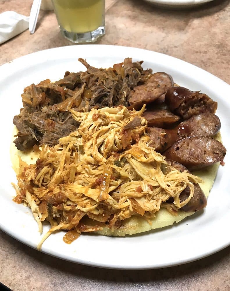 <b>La Casona Colombian Restaurant</b>
<br>Dirección: 3820 Stewart Rd Atlanta, GA 30340
<br>Teléfono: (770) 458-6657
<br>
<a href="https://www.yelp.com/map/la-casona-colombian-restaurant-atlanta">Cómo llegar</a>
<br>
<br>“La comida se prepara fresca y cada mesero siempre es muy amable y dulce”, dijo una visitante en Yelp.