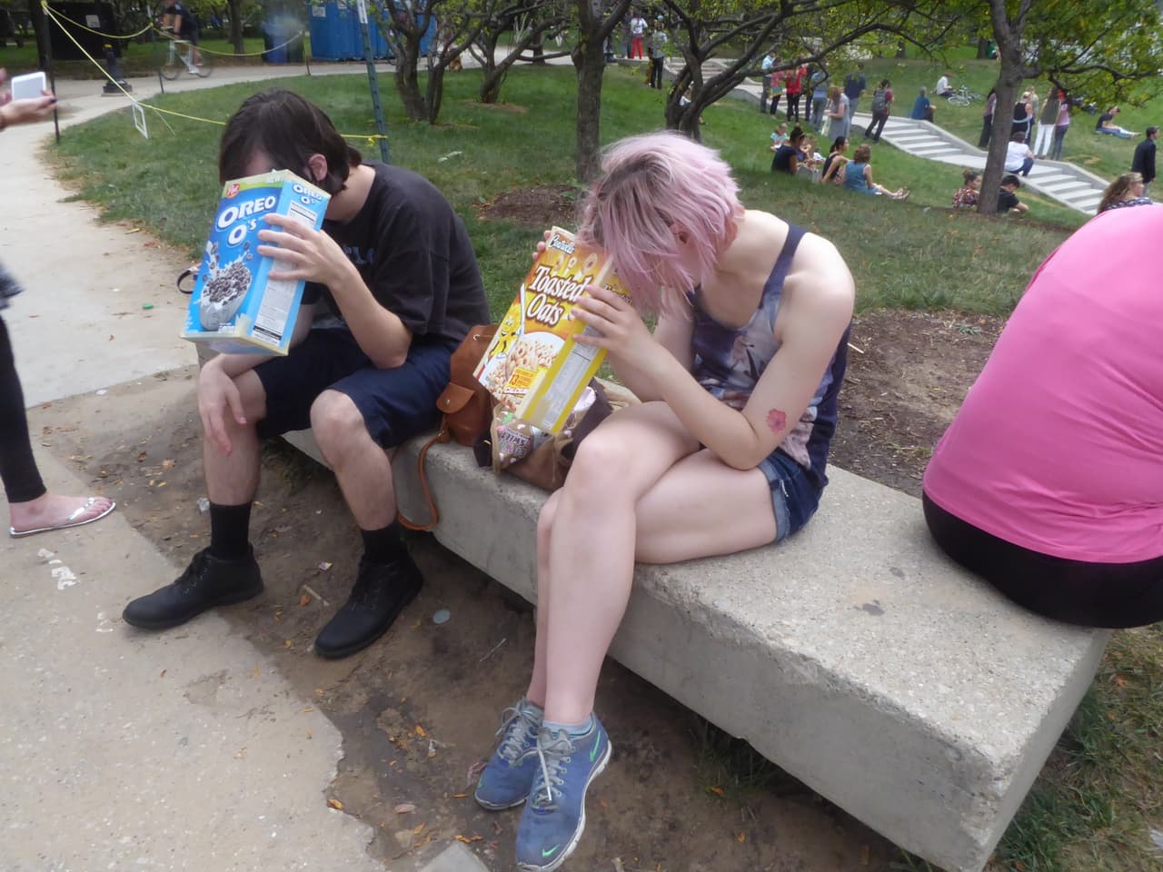 Conseguir las gafas especiales fue muy difícil por lo que algunos asistentes hicieron sus propios lentes con cajas de cereal.