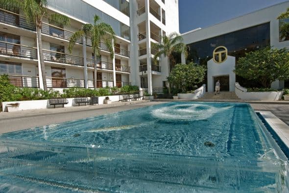 Varios de esos activos están localizados en el estado de la Florida. Entre las múltiples propiedades de la iglesia, se encuentra en Clearwater el retiro religioso Sandcastle, un hotel dedicado al entrenamiento de los más altos niveles de Cienciología.