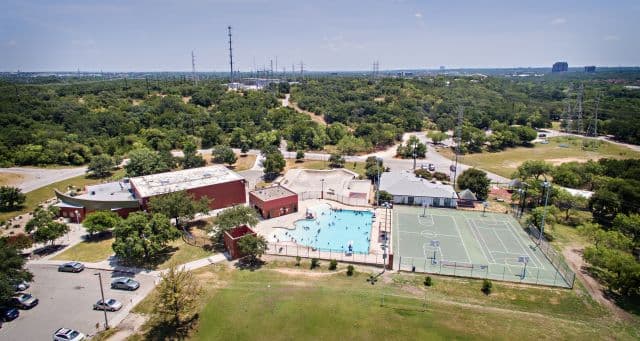 A más de un año del cierre de las piscinas públicas por el
<a href="https://www.univision.com/temas/coronavirus">coronavirus</a>, la ciudad de San Antonio anunció que abrirá seis piscinas al aire libre a partir de este sábado.