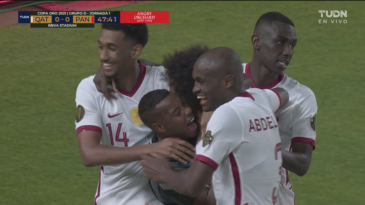 ¿Y la defensa? Afif remata solo en el área chica y pone el 1-0 de Qatar