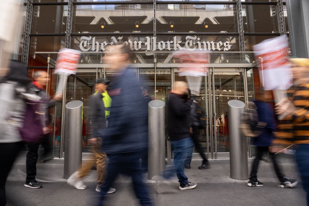 Un día antes de que se conozcan los resultados de
<b> <a href="https://www.univision.com/noticias/elecciones-en-estados-unidos-2024/elecciones-en-eeuu-2024-en-vivo-lunes-4-de-noviembre-ultimo-dia-campana-electoral-contrastes-trump-harris-pensilvania" target="_blank">la elección presidencial en Estados Unidos</a></b>, la empresa 
<b>The New York Times</b>, que publica el legendario diario de relevancia internacional, amaneció con decenas de trabajadores del sindicato 
<b>Times Tech Guild </b>protestando frente a las puertas de su edificio en Manhattan, muy cerca de Times Square, en la ciudad de Nueva York.