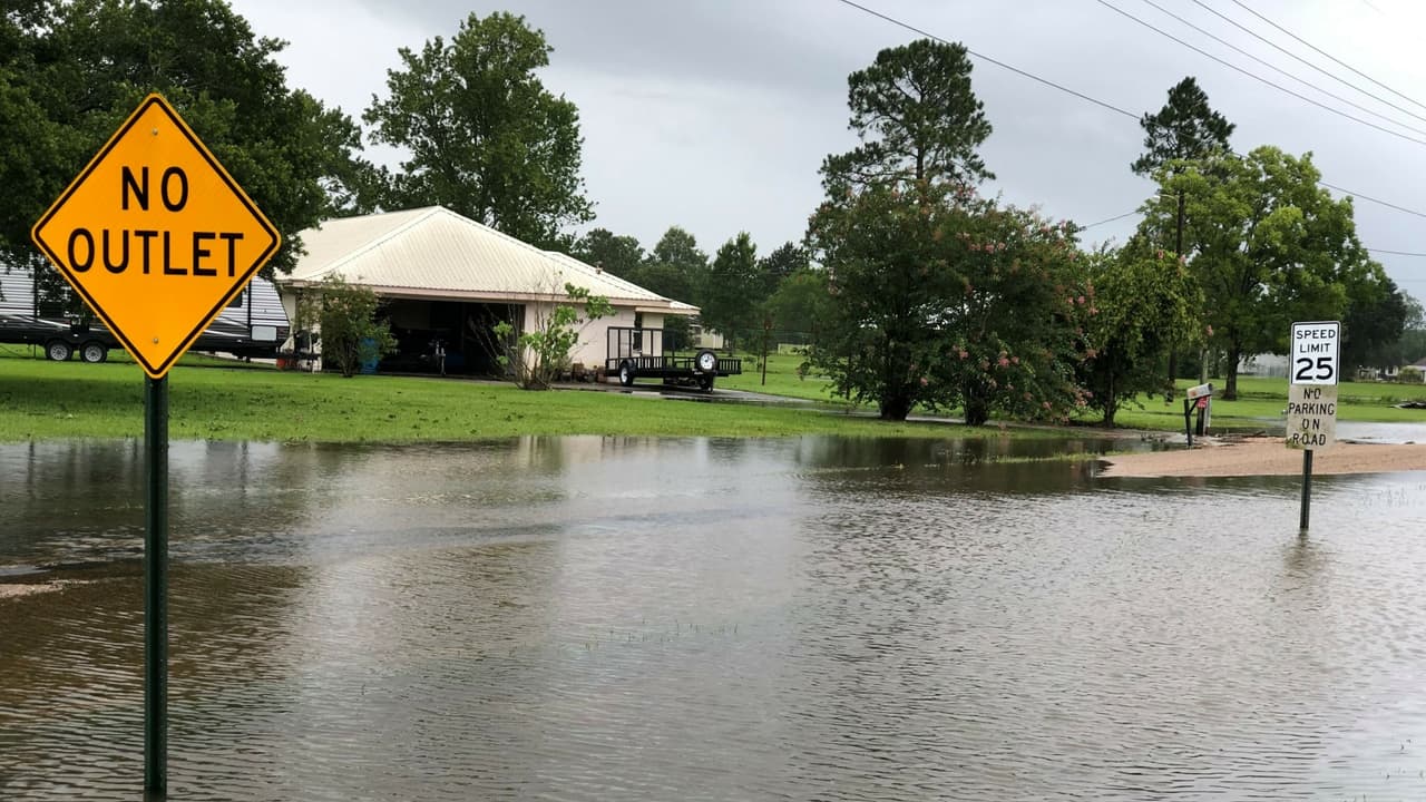 Barry deja fuertes lluvias a su paso por Louisiana y sigue el riesgo de inundaciones 