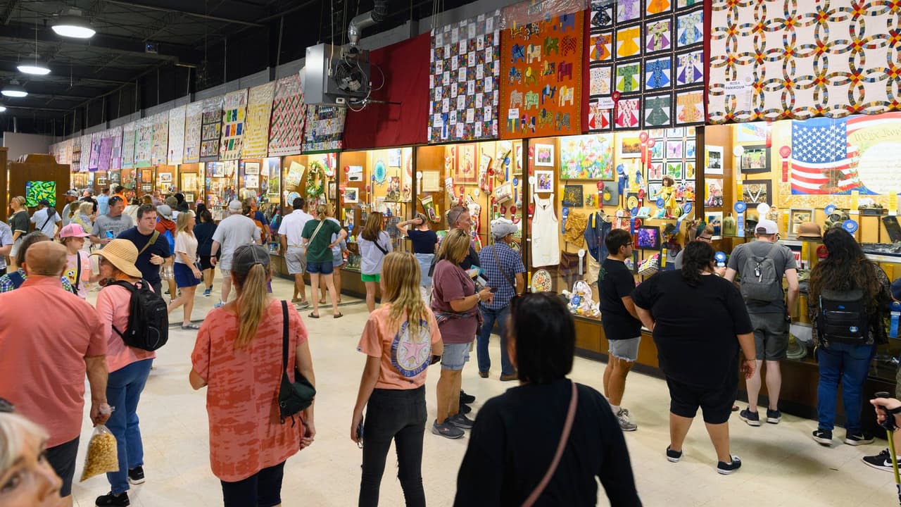 <i>¡Yihahhhh! </i>No te pierdas la Feria Estatal de Texas y recuerda que: 
<b>los menores de 18 años tienen que ir acompañados de un adulto, desde las 5 pm. </b>Para más información, sigue las cuentas en redes sociales de 
<a href="https://www.facebook.com/univision23dfw" target="_blank">Univision 23 DFW</a> y no te pierdas los detalles de este gran evento.