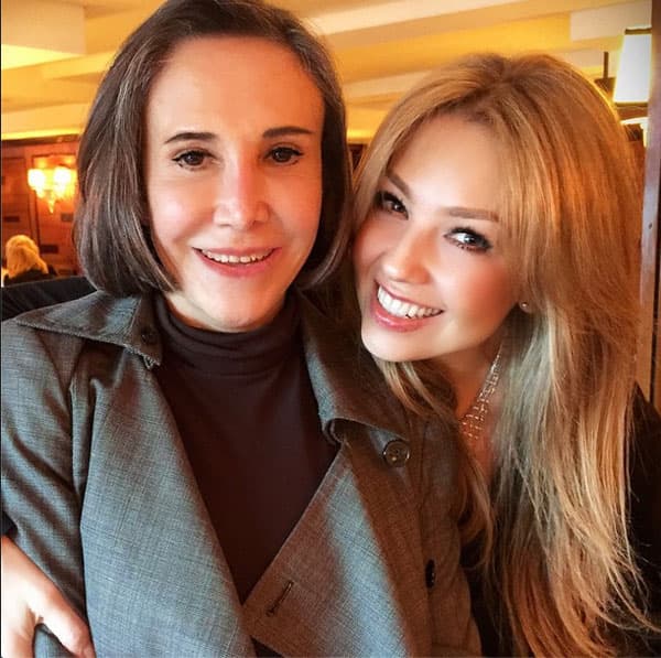 Meses después y tras la muerte de su esposo, la actriz sorprendió al reaparecer en unas fotos publicadas por la cantante Thalía y en donde era evidente que "la vieja chancluda" se había retocado el rostro, pues no había líneas de expresión ni patitas de gallo.