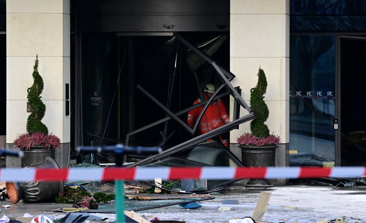 El 
<b>agua también se filtró "masivamente" a la contigua calle Karl Liebknecht,</b> según dijeron las autoridades, obligando al cierre parcial de la principal arteria de tráfico. También 
<b>se suspendió el servicio de tranvía</b>.