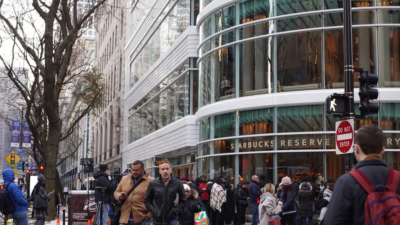 Una multitud esperaba a que el local abriera desde temprano por la mañana de este frío viernes 15 de noviembre.