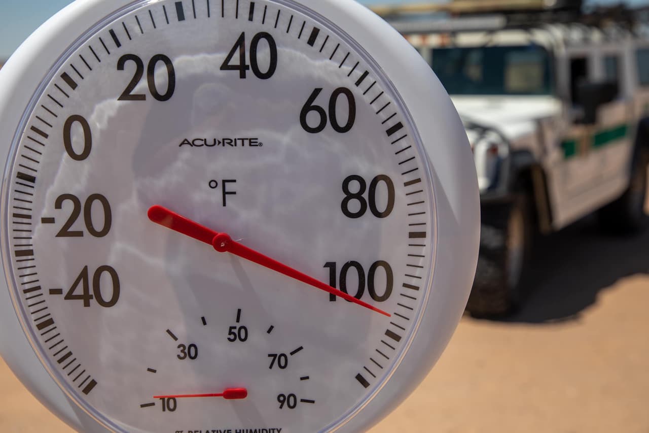 Las temperaturas en el área de Yuma pueden superar los 110°F, casi 40° C, enfrentarán la deshidratación, el hambre y el golpe de calor. Las autoridades afirman que ponen el riesgo su vida y la de su familia. También advirtieron de otros peligros como ataques, robos antes de cruzar la frontera. es posible que lo ataquen y lo roben antes de que comience su viaje, y si cruza,