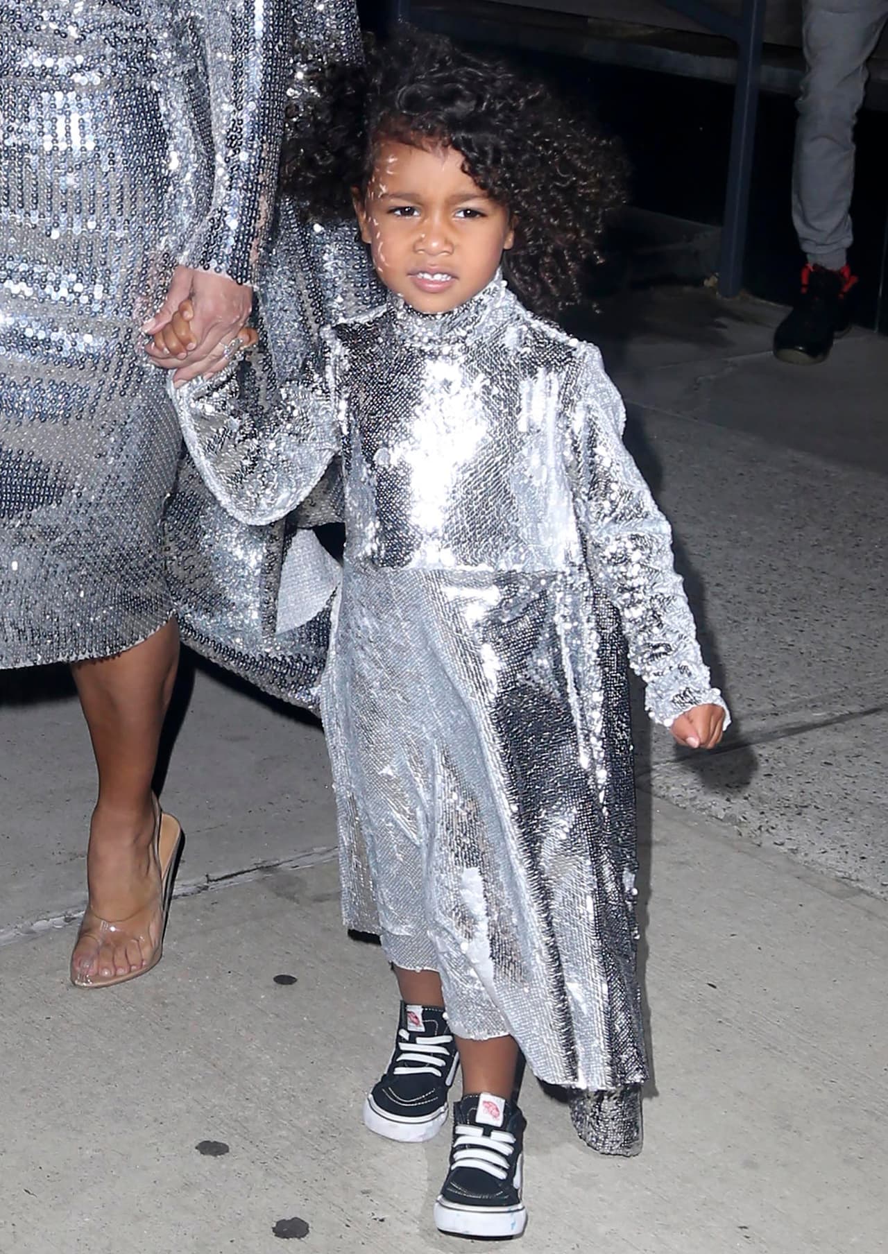 Nori optó por llevar sus rizos sueltos y complementó su 'outfit' con unos Vans.