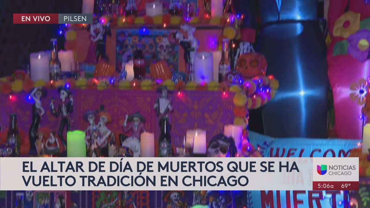 <b>Le toma tres semanas en total montar el altar,</b> el cual está adornado con frutas, pan, comida, flores de cempasúchil y otros objetos que le gustaban a los muertos en Pilsen.