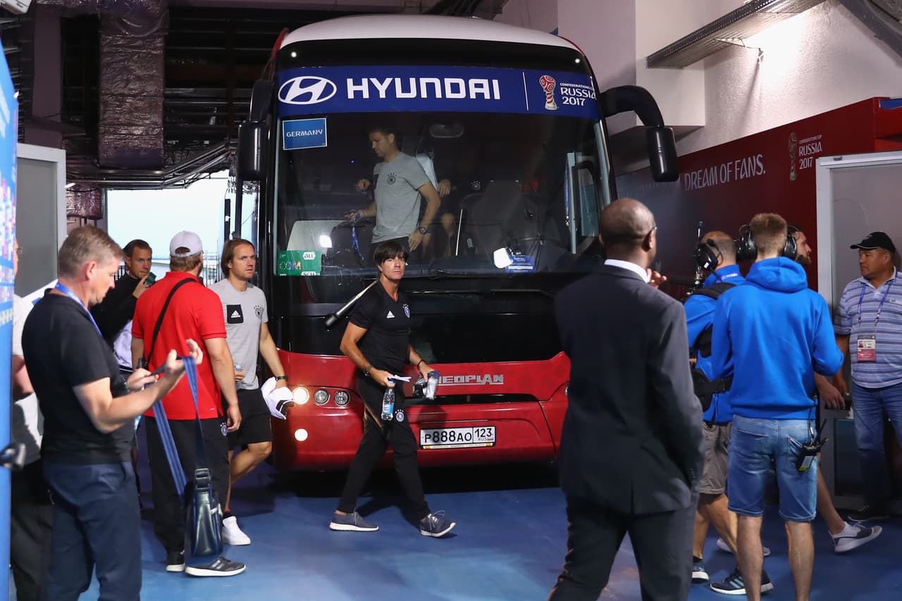 Este es el frente del Hyundai Universe utilizado por la selección alemana de fútbol durante la Copa Confederaciones 2017, cuya carrocería fue fabricada por la marca alemana Neoplan. Cada autobús lleva el mismo diseño de imagen en su exterior, con cambios solo en el nombre y la impresión del slogan para el caso de la Copa Mundial.