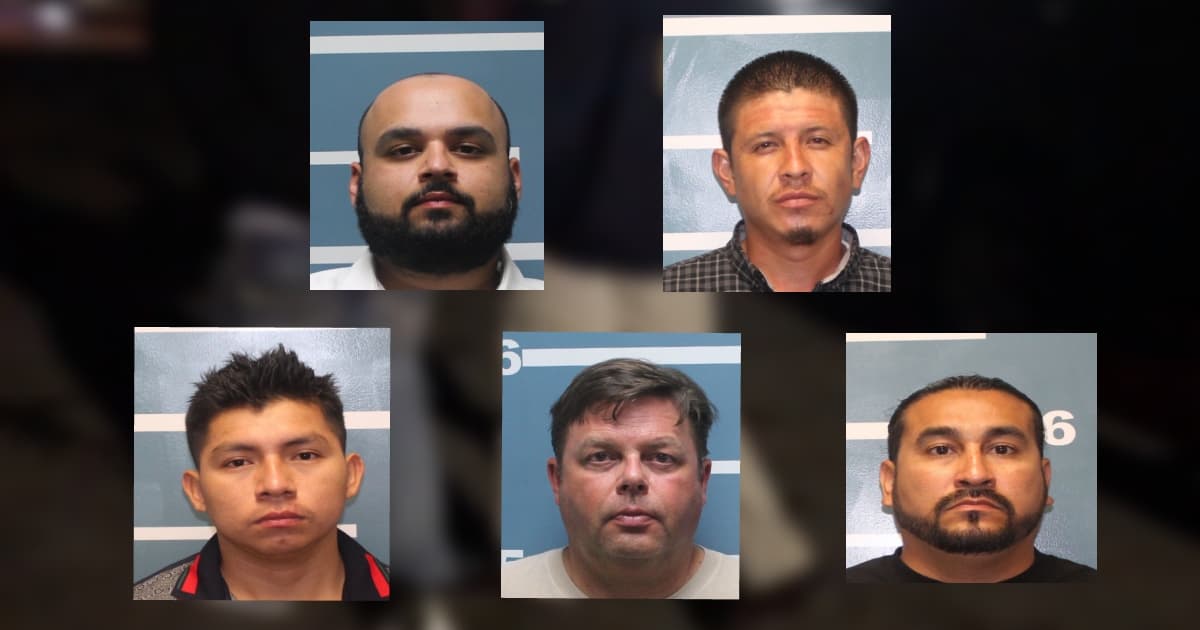 El pasado viernes, los oficiales del Alguacil del condado de Tulare realizaron otro
<b><a href="https://www.univision.com/local/los-angeles-kmex/arrestan-a-cuatro-sospechosos-senalados-por-trafico-humano-en-el-condado-de-tulare-en-california-video"> operativo </a></b>p ara desenmascarar a sujetos que compran servicios sexuales. El objetivo de la agencia es prevenir la trata de personas en el condado.
<br>
<br>"Continuaremos realizando este tipo de operaciones en el futuro para la seguridad de los residentes del condado de Tulare".
<br>