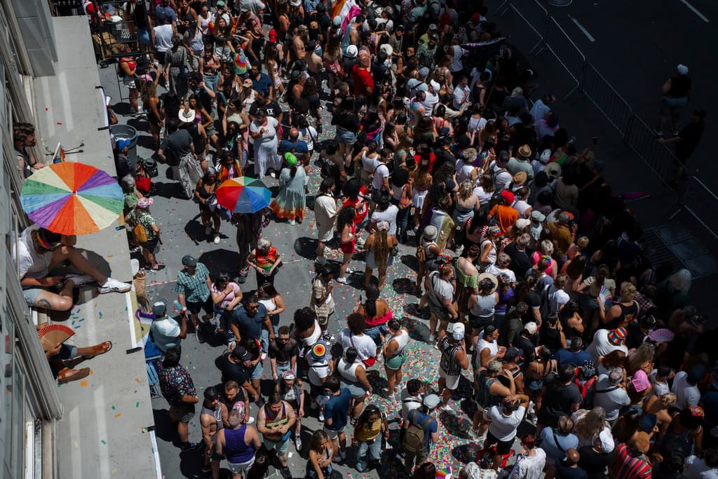 Otros de los reclamos de los manifestantes en el Desfile de Orgullo en Nueva York fue el
<b> recorte de fondos a programas que atienden la salud mental de jóvenes homosexuales</b>, expulsados de sus hogares, por su preferencia sexual.