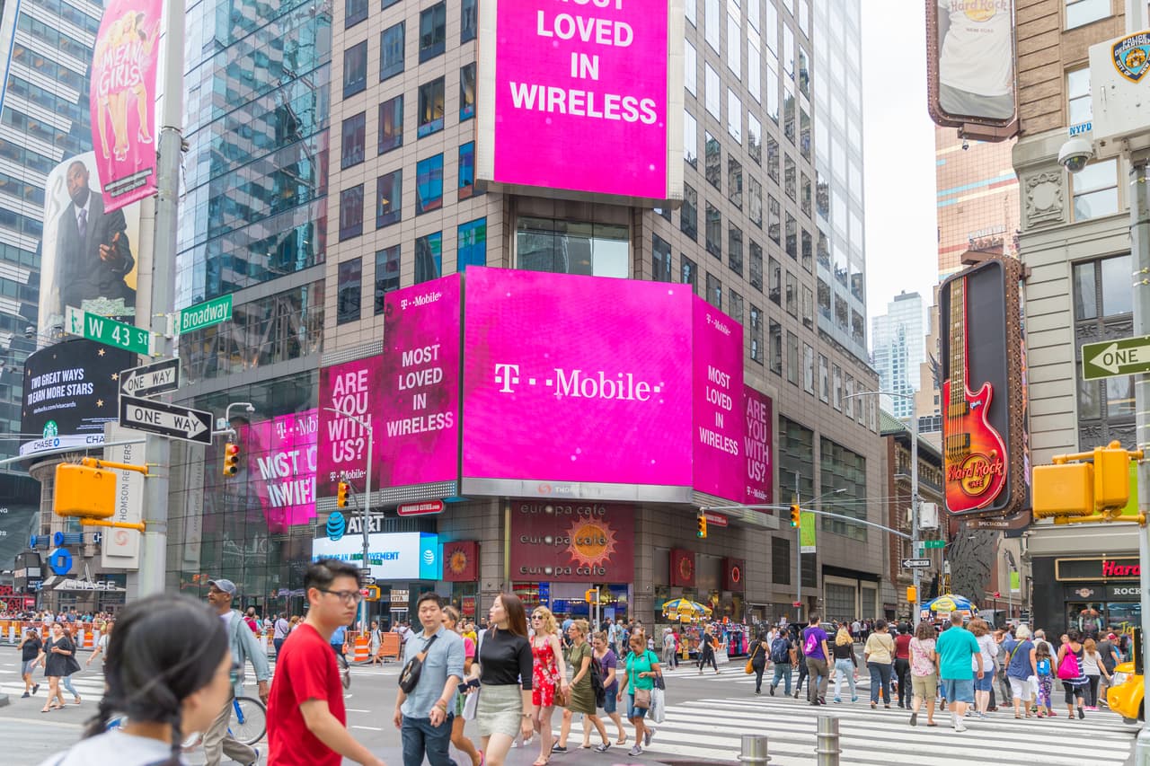 <b>Puesto 12. T-Mobile</b>
<br>
<br>La empresa de telecomunicaciones alemana ha gastado 87,475,000 en 14 anuncios. Ha transmitido en 7 ediciones del Super Bowl unos 585 segundos. 
<br>
<br>El costo de la producción del espectáculo del medio tiempo ha superado los 10 millones de dólares en los últimos años, según un reporte del diario 
<i>Wall Street Journal</i>.