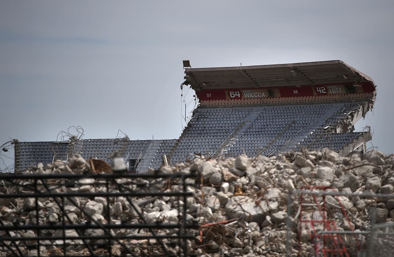 La demolición de la excasa de los Gigantes y los 49ers de San Francisco llegó a su fase final.