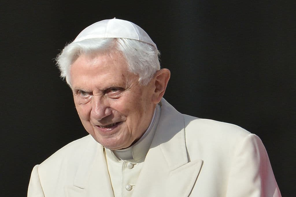 El papa Francisco anuncia que Benedicto XVI está "muy enfermo" y pide "una oración muy especial"