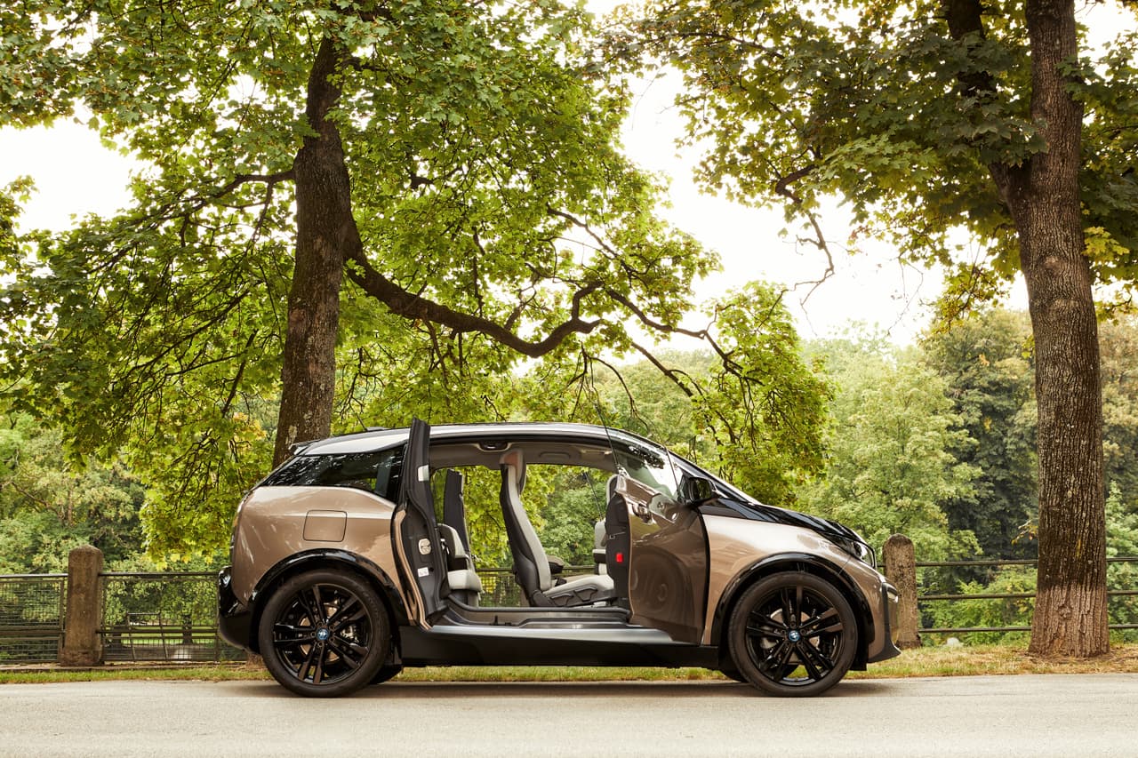 <h3 class="cms-H3-H3"><b>6. BMW i3</b></h3>
<br>
<br>
<b>Puntaje: 63/100</b>
<br>
<br>Con un sistema de propulsión totalmente eléctrico, el BMW i3 tiene un consumo de energía equivalente a 3.7 millas por kWh en ciudad y 3.0 millas por kWh en carretera.
<br>