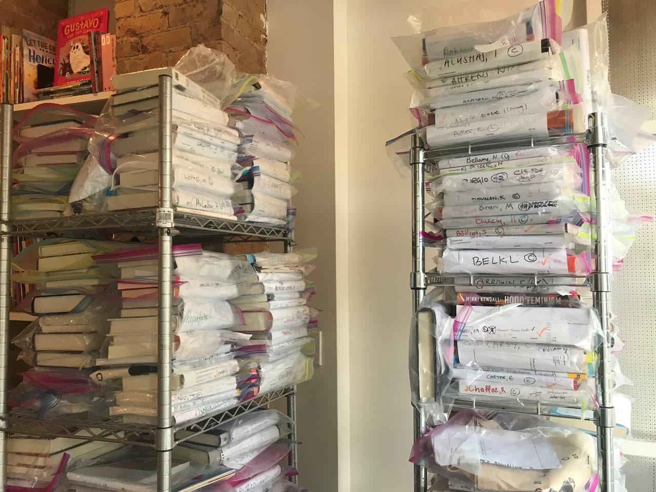 La librería 'Cafe Con Libros' en Crown Heights, Brooklyn ya tiene decenas de órdenes.
<br>